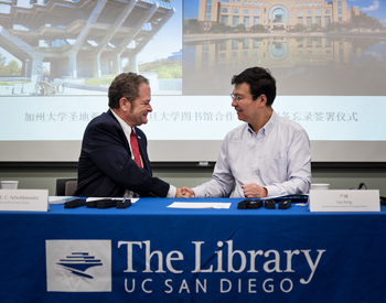 UC San Diego’s University Librarian Brian Schottlaender with Yan Feng of Fudan University Library.